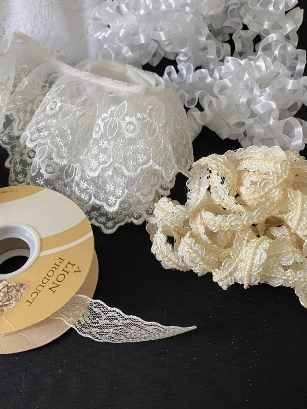 BEAUTIFUL BRIDAL/WEDDING LACE BOLTS LGE VARIETY GOOD FOR CRAFTS, CORSAGES, ETC